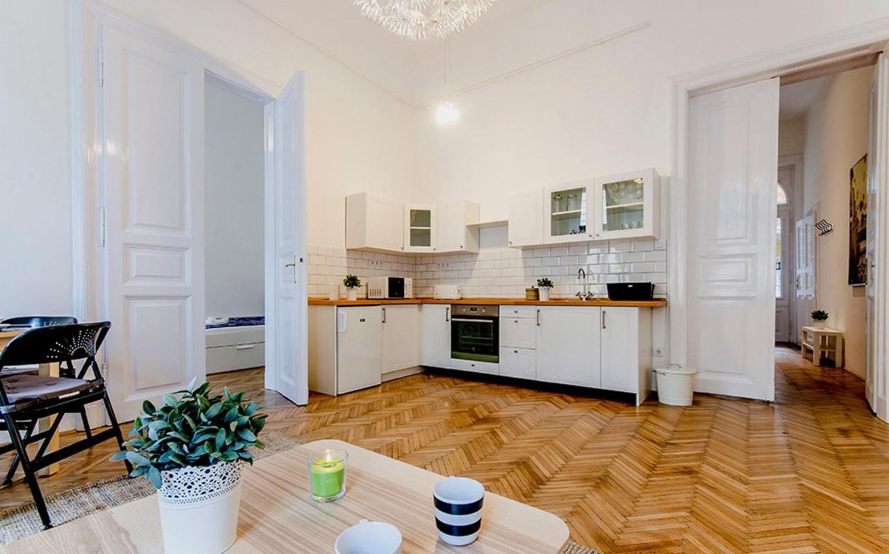 Cozy 2 Bedroom Apartment In Terez Boulevard. ブダペスト エクステリア 写真