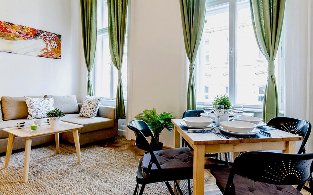 Cozy 2 Bedroom Apartment In Terez Boulevard. ブダペスト エクステリア 写真